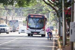 Ciclista flagrada andando na contramão em faixa de ônibus (Foto: Henrique Kawaminami)