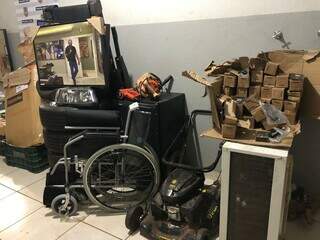 Cadeira de rodas, máquina de cortar grama e outros produtos apreendidos na &#34;boca de fumo&#34;. (Foto: Choque)