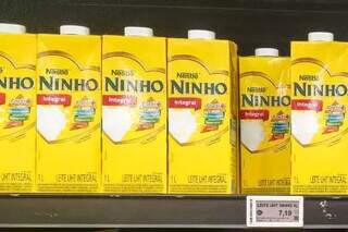 Reportagem encontrou litro do leite a mais de R$ 7 neste domingo. (Foto: Henrique Kawaminami)