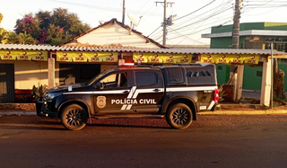 Viatura da Polícia Civil em frente à casa de prostituição. (Foto: Polícia Civil)
