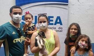 Família com animal adotado em uma das feiras da Subea. (Foto: Divulgação | PMCG)