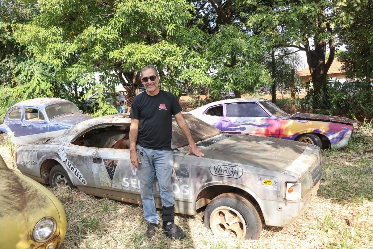 Carros Antigos - Relíquia bem guardada na garagem do dono.