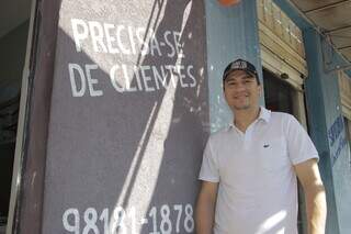 Mensagem deixada por Leandro na fachada da barbearia. (Foto: Alex Machado)