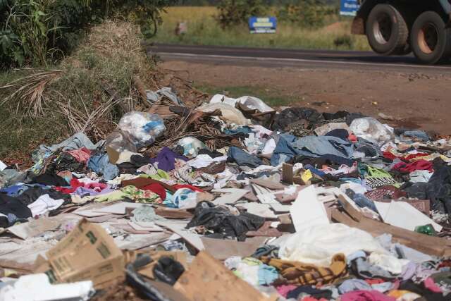 Quem jogou &quot;monte&quot; de roupas em avenida pode levar multa de R$ 9,5 mil 