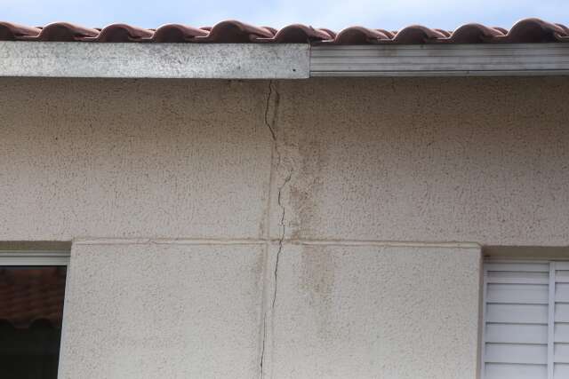 Moradores de apartamentos rec&eacute;m-entregues reclamam de irregularidades na obra