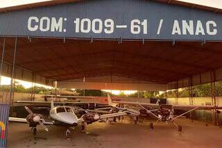 Aviões usados por organização criminosa para tráfico de drogas e contrabando foram apreendidos em hangar no Mato Grosso. (Foto: Divulgação)