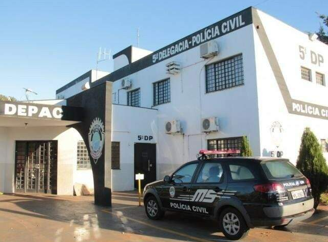 Ap&oacute;s briga por poda de &aacute;rvore, vizinho chama mulher de &lsquo;macaca&rsquo;