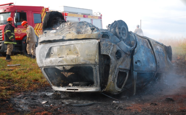 Traficante fica ferido ap&oacute;s carro carregado de maconha capotar e pegar fogo 