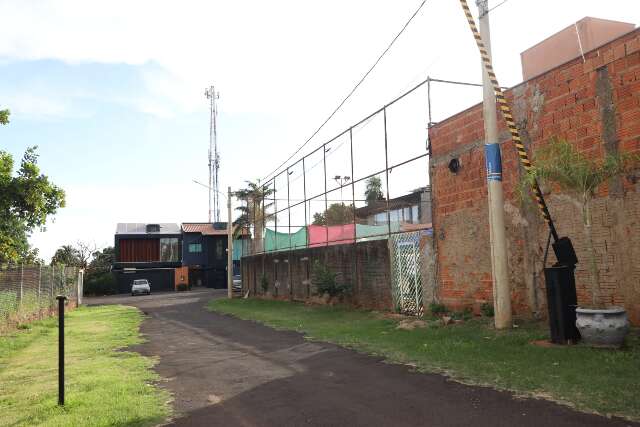 Sem licen&ccedil;a, moradores instalam cancela e privatizam rua sem sa&iacute;da 