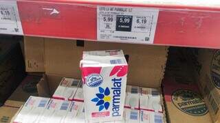 Dieese aponta que leite integral custa, em média, R$ 6,28 na Capital. (Foto: Henrique Kawaminami)