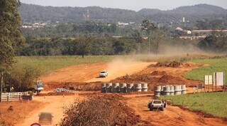 Trabalho de terraplenagem e canalização na Rodovia do Turismo; 9,73 km serão pavimentados. (Foto: Divulgação)