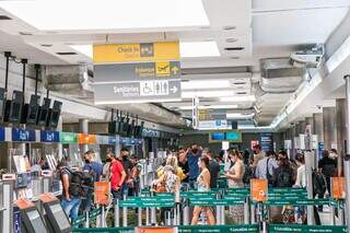 Saguão do Aeroporto Internacional de Campo Grande em outubro de 2020. A pesquisa mostra que 99,3% dos deslocamentos em 2021 ocorreram dentro do Brasil (Foto: Henrique Kawaminami/Arquivo)