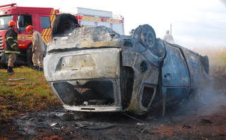 Carro que carregava maconha foi destruído pelo fogo (Foto: Tiago Apolinário/Da Hora Bataguassu)