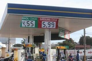 Gasolina abaixo dos R$ 6,00 nesta quarta-feira em posto de combustível da Capital. (Foto: Marcos Maluf)