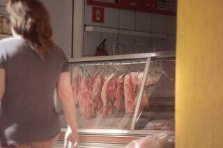 Carnes em vitrine de açougue em Campo Grande. (Marcos Maluf)