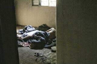Morador de rua dormindo em sala do imóvel abandonado. (Foto: Paulo Francis)