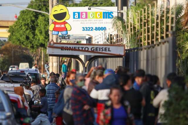  Vendedor passa 10 horas em fila para comprar roupas a R$ 5 e revender pe&ccedil;as