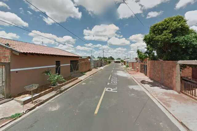 Homem &eacute; baleado 3 vezes ao atender desconhecido em port&atilde;o de casa