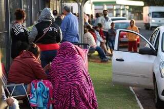 Vendedor passa 10 horas em fila para comprar roupas a R$ 5 e revender pe&ccedil;as