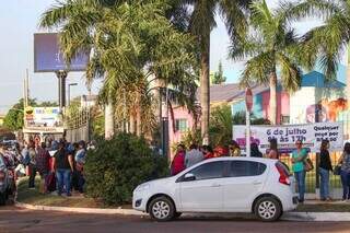  Vendedor passa 10 horas em fila para comprar roupas a R$ 5 e revender pe&ccedil;as
