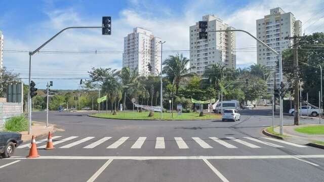Prefeitura come&ccedil;a instala&ccedil;&atilde;o de sem&aacute;foros em rotat&oacute;ria da Rua Rui Barbosa