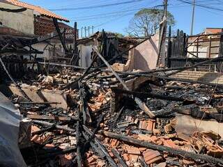 Casa de cinco cômodos totalmente destruída pelo incêndio. (Foto: Bruna Marques)