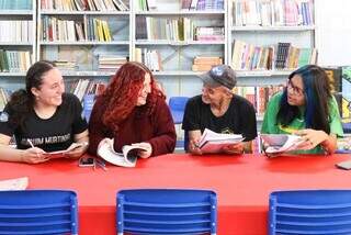 Alunas viram &ldquo;professoras&rdquo; para ajudar faxineiro a concluir os estudos