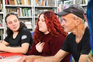 Alunas viram &ldquo;professoras&rdquo; para ajudar faxineiro a concluir os estudos