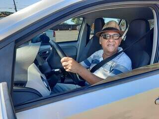  Autônomo José Cid Adão de Souza, de 61 anos, em posto de combustíveis nesta manhã. (Foto: Caroline Maldonado)