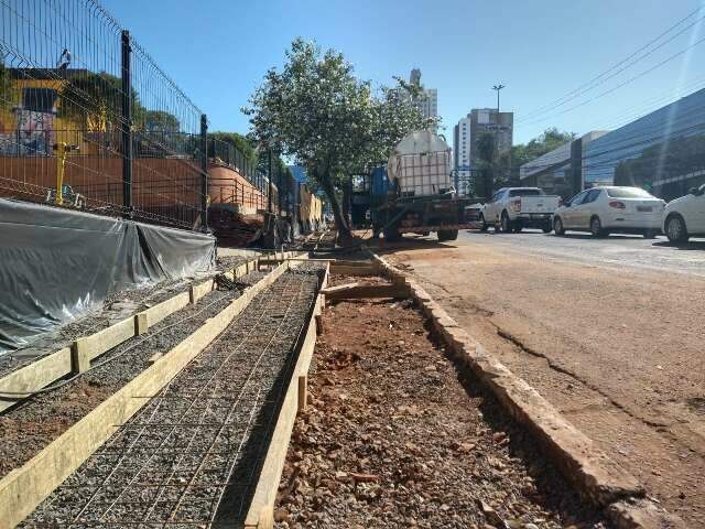 Entulho &eacute; removido, mas cal&ccedil;adas seguem obstru&iacute;das por conta de obras na Capital