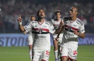 Comemoração dos jogadores do São Paulo durante o duelo desta noite. (Foto: Rubens Chiri / saopaulofc.net)