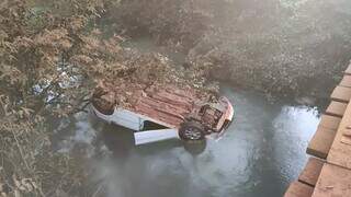 Após cair da ponte, carro ficou parcialmente submerso. (Foto: Rio Brilhante em Tempo Real)