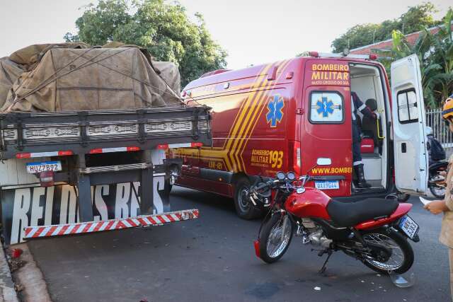Homem fica ferido ao colidir moto em traseira de caminh&atilde;o 
