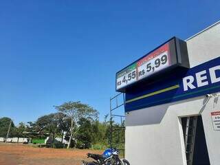 Preços de posto da rede Bonatto na Avenida Interlagos. (Foto: Caroline Maldonado)