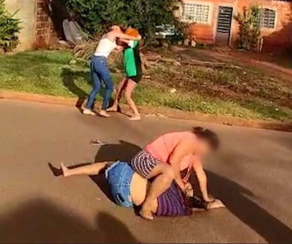 Mulheres &quot;saem no bra&ccedil;o&quot; no meio da rua em briga por corrida de aplicativo