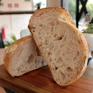 Os pães chegam a passar por fermentação por quase 18 horas, como é o caso do pão clássico, e não ficam com aquele gostinho azedo. (Foto: Divulgação)