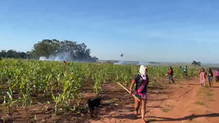 Indígenas fugindo de tiros durante conflito em Amambai. (Foto: Direto das Ruas)