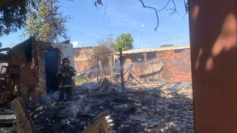 Fogo em terreno baldio se espalha e destrói casa no Jardim Los Angeles