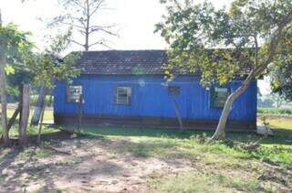 Casa azul, de caseiros da fazenda, que indígenas teriam invadido e danificado. (Foto: MPF)