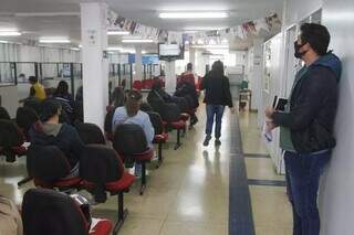 Trabalhadores aguardando atendimento na sede da Funsat localizada na região central (Foto: arquivo/Campo Grande News)