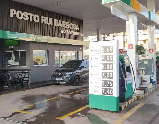 Gasolina volta aos pre&ccedil;os de maio de 2021