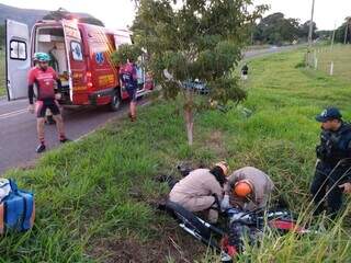 Corpo de Bombeiros durante atendimento às margens da rodovia. (Foto: O Pantaneiro)