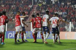 Jogadores em campo durante a partida. (Foto: Bahia FC/ReproduçãoTwitter) 