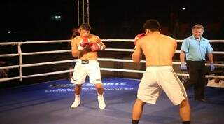 Atletas durante luta em competição realizada no Estado. (Foto: Divulgação) 