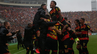 Comemoração dos jogadores do Sport durante a partida. (Foto: Sport/FC) 