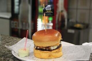 hambúrguer artesanal é feito na brasa e acompanha molho de alho. (Foto: Alex Machado)