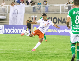 Jogadores Zé Ricardo, autor dos dois gols que consolidaram a vitória do Tombense. (Foto: @victorsouza_ft  / Tombense)