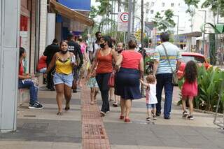 Movimento de pedestres no Centro de Campo Grande. (Foto: Kísie Ainoã) 