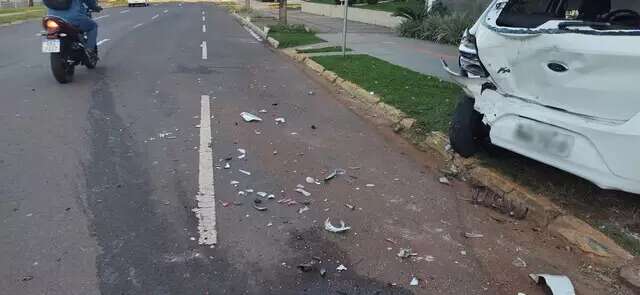 Identificado motorista que bateu em carro estacionado na Afonso Pena