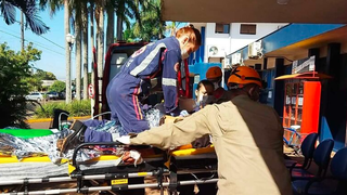 Momento em que a vítima deu entrada no Hospital da Vida (Foto: Dourados News)